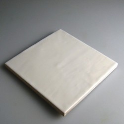 13,2 x 13,2 cm hvid flise / kakkel med let bølget overflade