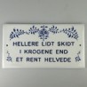 Hellere lidt skidt i krogene end et rent helvede (skilt 25x13,5 cm)