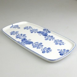 23 x 11,5 cm - Lille serveringsfad / tapasfad i håndmalet porcelæn med blåt Sommerfugle-motiv
