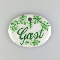 "Gæst" porcelænsskilt med bladdekoration og 1 skruehul, mål 5,6 x 4,5 cm