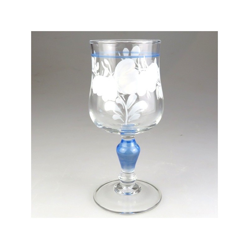 Hvid Sommerfugl-dekoration på lyreformet hvidvinsglas