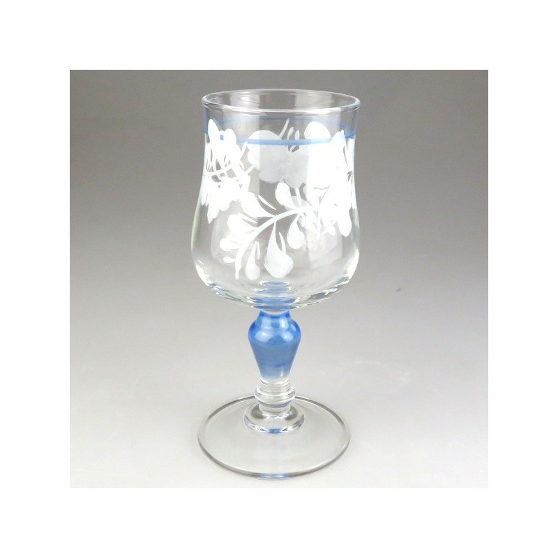 Hvid Sommerfugl-dekoration på lyreformet rødvinsglas