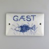 GÆST - Håndmalet skilt 8 x 4,8 cm med fisk som dekoration