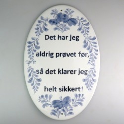 Skilte med citater i håndmalet porcelæn