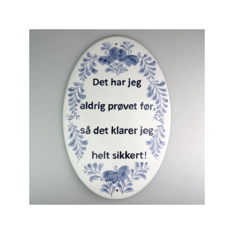 Skilte med citater i håndmalet porcelæn