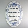 Skilte med citater i håndmalet porcelæn