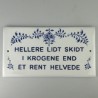 Skilte med citater i håndmalet porcelæn