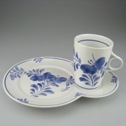 TV-sæt bestående af kop og tallerken i porcelæn med håndmalet dekoration Blå Sommerfugl